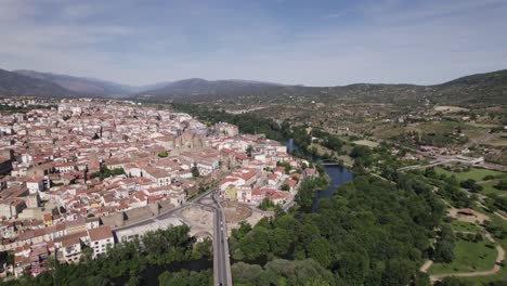 Aerial-orbiting-shot-of-Scenic-Municipally-Plasencia-near-Caceres-by-Jerte-River,-Spain