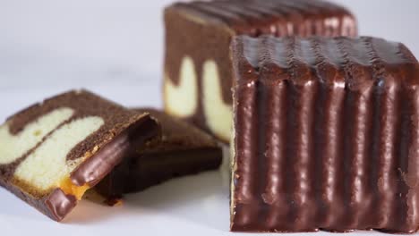 Típico-Pastel-De-Chocolate-Industrial-Alemán-De-Mármol-Cortado-En-Porciones
