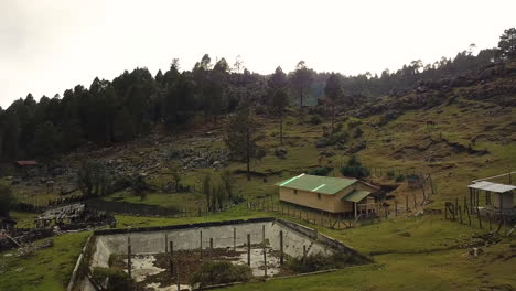 Luftaufnahme-Von-Häusern-In-Den-Bergen-Von-Nebaj,-Quiche-In-Guatemala,-Am-Morgen