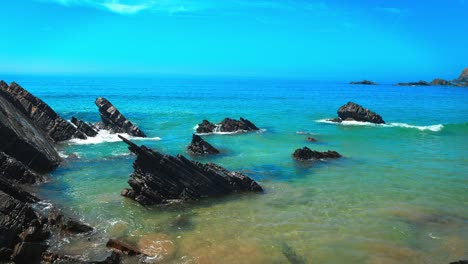 Vor-Der-Tiefblauen-Hintergrundkulisse-Des-Himmels-Trifft-Das-Wasser-Des-Atlantischen-Ozeans-Auf-Die-Küste-Der-Algarve