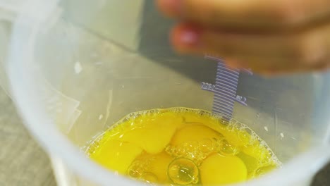 Cocinar-Huevos-Rotos-Sobre-Una-Jarra-Medidora