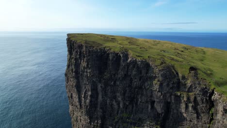 Hikkers-in-Traelanipa-huge-cliffs-in-Faroe-Islands,-North-Atlantic-Ocean