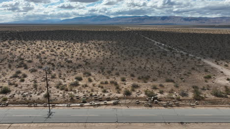 Schafherde-Entlang-Einer-Landstraße-In-Der-Mojave-Wüste---Luftaufnahme