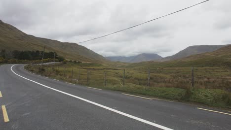Road-through-the-mountains-of-Ireland-in-Summer