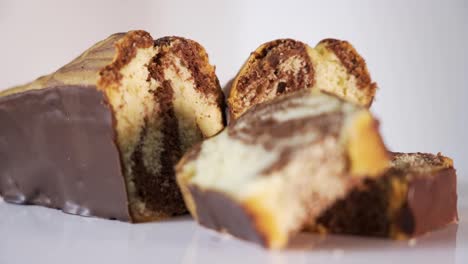 Típico-Pastel-De-Chocolate-Industrial-Alemán-De-Mármol-Cortado-En-Porciones