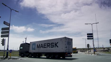 Viele-Container-Lkw-Verlassen-Den-Rotterdamer-Hafen,-Um-Importierte-Waren-Auszuliefern