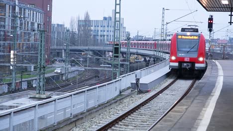 Red-german-DB-train-arrives-in-Frankfurt-railway-station,-passengers-waiting