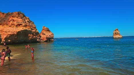 Bañistas-Disfrutando-De-Las-Aguas-De-La-Playa-De-Camilo,-Algarve,-Lagos,-Portugal