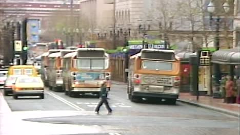 Stadtbusse-Der-Innenstadt-Von-Portland-Aus-Den-1980er-Jahren-Fahren-Die-Straße-Entlang