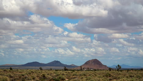 Paisaje-Nublado-De-Lapso-De-Tiempo-Sobre-Colinas-Y-árboles-De-Joshua-En-El-Desierto-De-Mojave