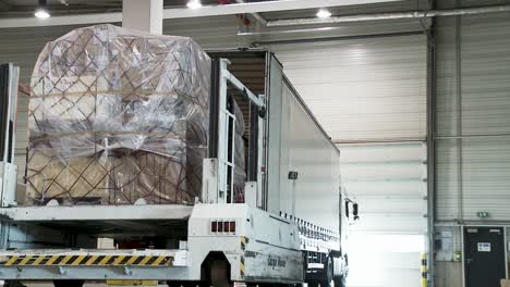 Cargo-Mover-Fahrzeug-Entlädt-Weißen-LKW-Am-Internationalen-Flughafen,-Konzeptexport