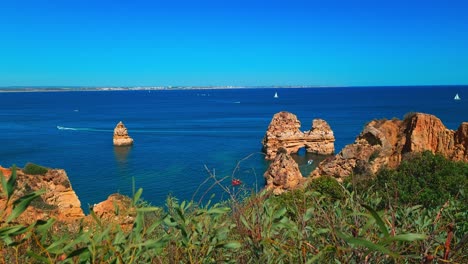 Majestic-rock-formations-in-Praia-do-Camilo,-Algarve,-panoramic-left
