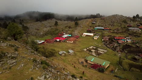 Luftaufnahme-Von-Häusern-In-Den-Rocky-Mountains-Von-Nebaj,-Quiche-In-Guatemala,-Am-Morgen