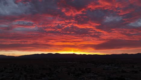 Strahlend-Farbenfroher-Sonnenuntergang-über-Der-Kalifornischen-Stadt-In-Der-Mojave-Wüste---Luftaufnahme