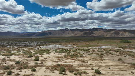 Mojave-Wüstenbecken-Nach-Heftigen-Regenfällen-überflutet---Luftaufnahme