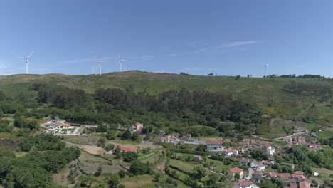 Luftaufnahme-Des-Grünen-Berges-Mit-Windkraftanlagen