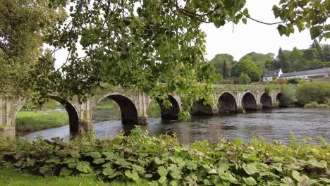 Kilkenny,-Irlanda,-El-Río-Nore-Que-Fluye-A-Través-De-Inistioge-Y-Su-Histórico-Puente-A-Principios-De-Septiembre