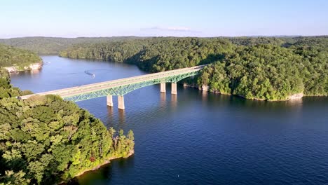 Umlaufbahn-Der-Brücke-über-Den-Summersville-Lake-In-West-Virginia