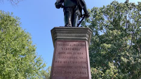 Estatua-De-Stonewall-Jackson-En-Terrenos-De-La-Casa-Estatal-En-Charleston,-Virginia-Occidental