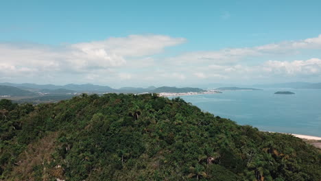 Eine-Fesselnde-Drohnenperspektive-Enthüllt-Die-Natürliche-Schönheit-Des-Strandes-Von-Canavieiras-In-Florianópolis,-Einem-Küstenparadies,-Das-Darauf-Wartet,-Erkundet-Zu-Werden