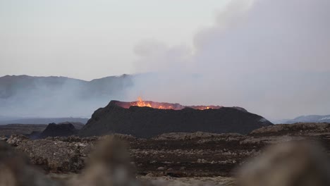 Plano-General-Del-Volcán-Litli-Hrutur-Explotando-Y-Arrojando-Lava-Durante-La-Erupción-Con-Humo-Ascendente-En-Reykjanes,-Islandia