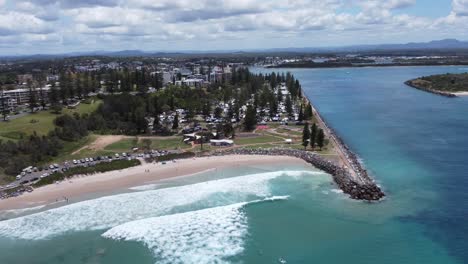 Luftaufnahme-Eines-Wunderschönen-Strandes-Im-Australischen-Caravan-Park-Und-Eines-Flusses-Im-Hintergrund