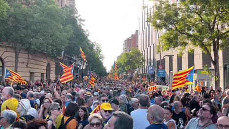 Barcelona-Demonstration-on-Spanish-National-Day-Advocating-for-Catalonia-Independence:-Protests,-Flags,-Crowds,-Police-Presence,-Historical-Landmarks