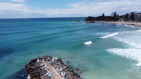 Luftaufnahme-Eines-Wunderschönen-Australischen-Strandes-Mit-Einem-Pier-Und-Einer-Küstenstadt