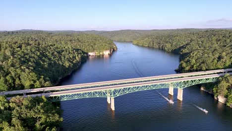 Brücke-über-Den-Summersille-Lake-In-West-Virginia