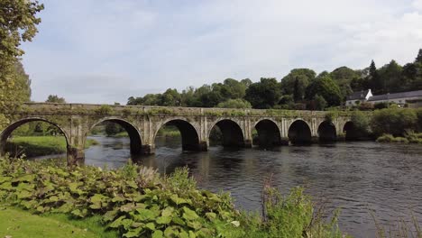 Schönheitsort-Brücke-über-Den-Fluss-Nore-Bei-Inistioge-Kilkenny,-Irland
