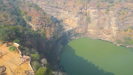 Die-Rajdari--Und-Devdari-Wasserfälle-Liegen-Im-üppig-Grünen-Chandraprabha-Wildreservat-Und-Sind-Von-Der-Drohne-Aus-Zu-Sehen