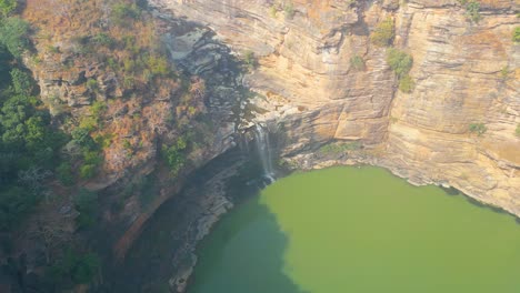 Las-Cascadas-Rajdari-Y-Devdari-Están-Ubicadas-Dentro-Del-Exuberante-Y-Verde-Santuario-De-Vida-Silvestre-De-Chandraprabha,-Vista-Desde-Un-Dron