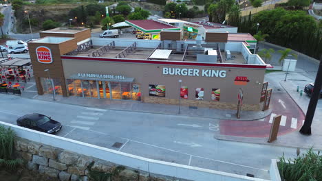 Vista-Aérea-Del-Restaurante-De-Comida-Rápida-Burger-King,-Recorrido-Por-Auto-King-En-Estepona,-España,-Toma-De-4k