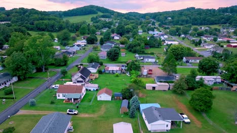 Slow-Aerial-Push-Homes-Und-Mobilheime-In-Elizabethton,-Tennessee