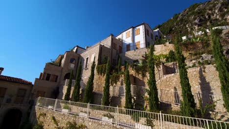 Wunderschönes-Resort-Mit-Steinmauern-Auf-Hügeln-Oberhalb-Der-Küste-Des-Ionischen-Meeres-In-Albanien,-Berühmtes-Luxushotel-Für-Sommerferien