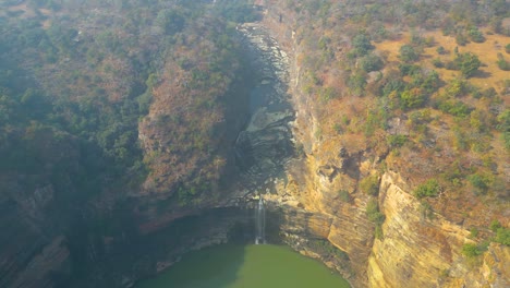 Die-Rajdari--Und-Devdari-Wasserfälle-Liegen-Im-üppig-Grünen-Chandraprabha-Wildreservat-Und-Sind-Von-Der-Drohne-Aus-Zu-Sehen