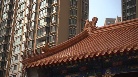 ancient-chinese-architekture,-chinese-temple-with-houseing-blocks-in-background