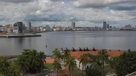Malecon-Promenade-In-Havanna-Auf-Kuba-Mit-Wasserspiegelung-Vom-Morro-Castle-Aus-Gesehen