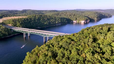 Luftaufnahme-über-Der-Brücke-über-Den-Summersville-Lake-In-West-Virginia