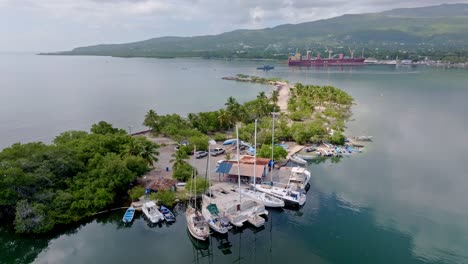 Vista-Aérea-De-Yates-Y-Barcos-En-El-Club-Náutico-Cayo-Marina-En-Barahona,-República-Dominicana