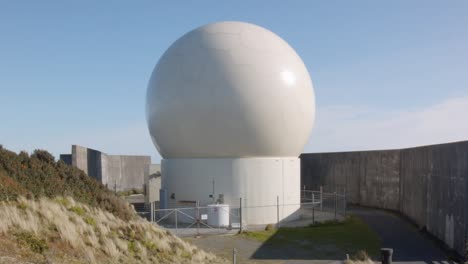 Eine-Von-Betonwänden-Umgebene-Radarkuppel