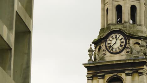 Historisches,-Rundes-Uhrturmgebäude-Mit-Römischen-Ziffern,-Individuell-Angefertigte-Zahlen,-Bewegende-Filmische-Aufnahme-Am-Nachmittag,-Gelegen-In-Einer-Stimmungsvollen,-Dramatischen-Szenerie-In-London