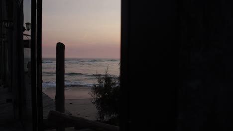 Eine-Langsame-Aufnahme-Eines-Wunderschönen-Sonnenuntergangs-über-Dem-Meer-Mit-Blauen-Und-Rosa-Farbtönen
