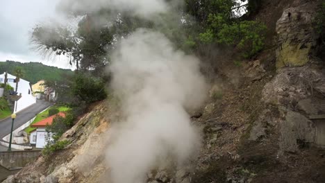 120-fps-slow-motiontilting-shop-of-a-boiling-and-bubbling-geyser-fuming-at-natural-landmark-"Caldeiras-das-Furnas"-in-Furnas,-San-Miguel-Island,-Azores,-Portugal
