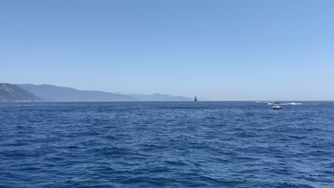 Sich-Schnell-Bewegende-Malerische-Aussicht-Auf-Die-Mediterrane-Meereslandschaft-In-Italien