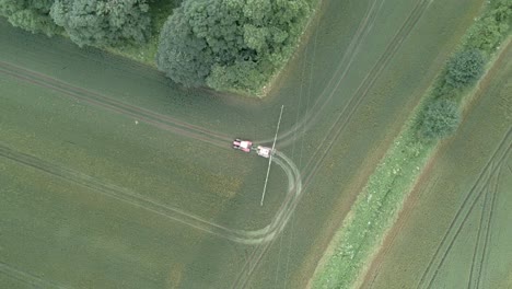 Imágenes-Aéreas-De-4k-De-Tractores-Fumigando-Cultivos-En-Una-Granja-En-Inglaterra