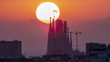 Timelapse-of-sunrise-behind-Sagrada-Familia-Temple-in-Barcelona,-Catalonia
