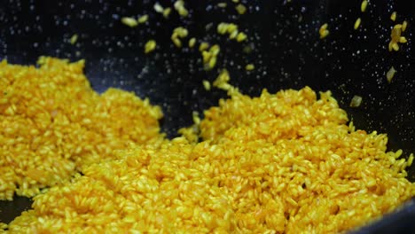 Gelb-Gefärbter-Reis,-Italienisches-Risotto-Gericht-Unter-Rühren