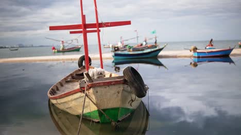 Los-Pequeños-Barcos-Pesqueros-Tradicionales-De-Tailandia-Flotan-Sobre-El-Histórico-Pueblo-Pesquero-De-Hua-Hin.
