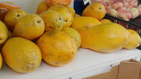 Frische,-Orangefarbene-Papaya-Früchte-Auf-Dem-örtlichen-Straßenmarkt-Zum-Verkauf,-Nahaufnahme